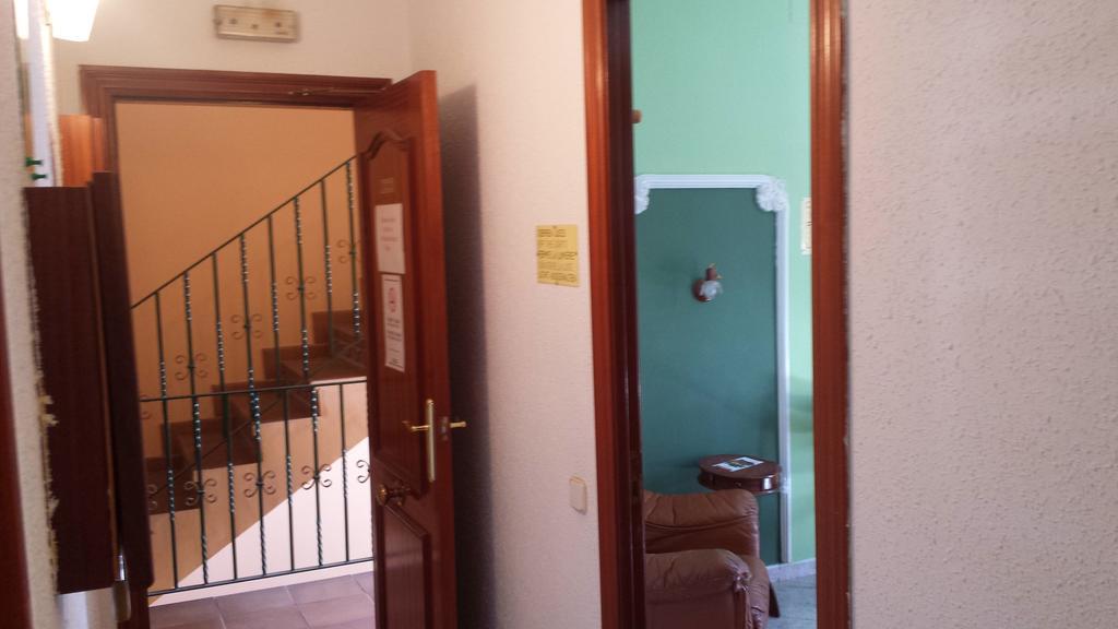 Hostal Porta De Ferro Sant Boi de Llobregat Exterior foto